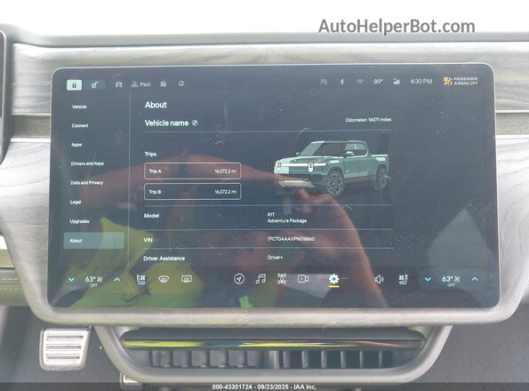 7FCTGAAAXPN018860 2023 RIVIAN R1T Gray Widok tylnych siedzeń