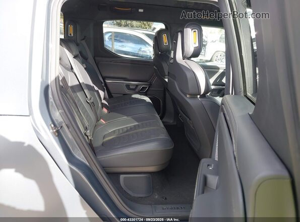 7FCTGAAAXPN018860 2023 RIVIAN R1T Gray Widok naklejki z numerem VIN