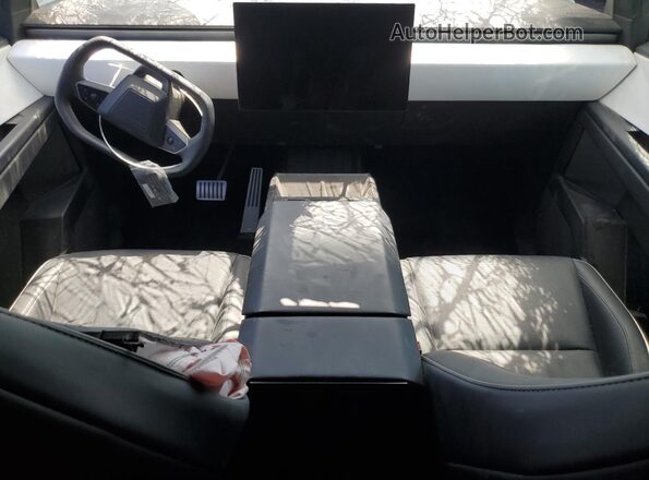 7G2CEHED0RA040175 2024 TESLA CYBERTRUCK Silver 