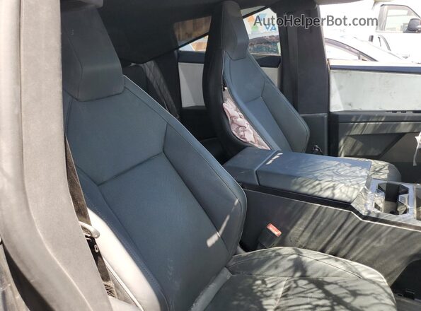 7G2CEHED0RA040175 2024 TESLA CYBERTRUCK Silver 