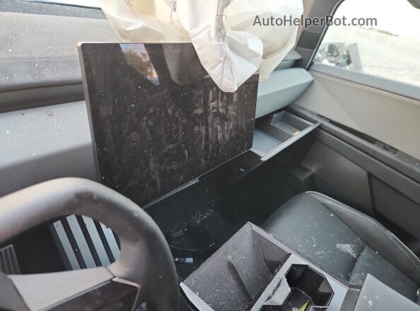 7G2CEHEE1RA032661 2024 TESLA CYBERTRUCK Silver 