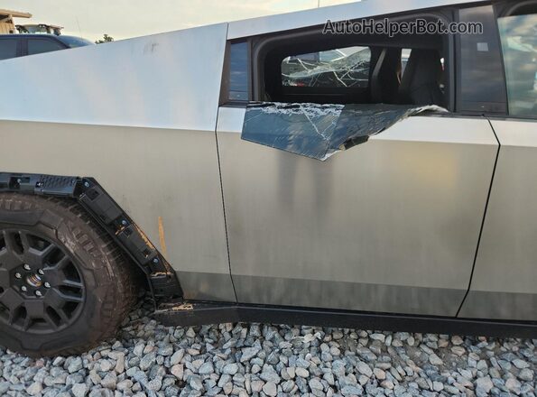 7G2CEHEE1RA032661 2024 TESLA CYBERTRUCK Silver 
