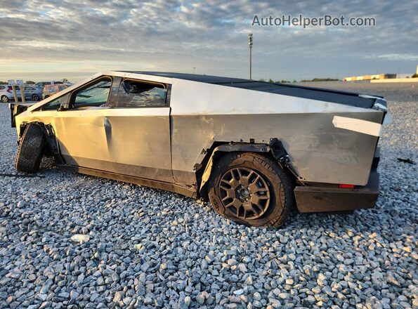 7G2CEHEE1RA032661 2024 TESLA CYBERTRUCK Silver 