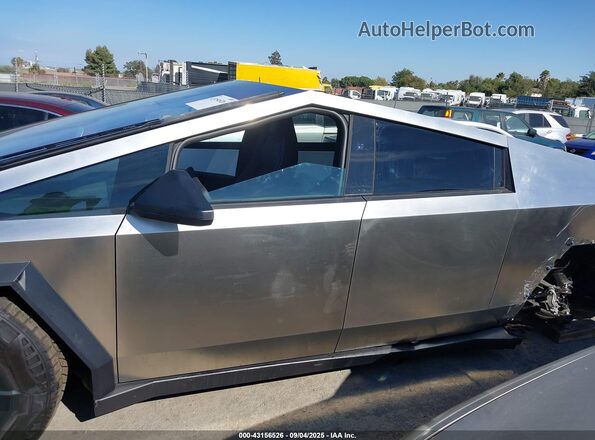7G2CEHEE7SA061555 2025 TESLA CYBERTRUCK Silver Սալոնի 360 աստիճան տեսք