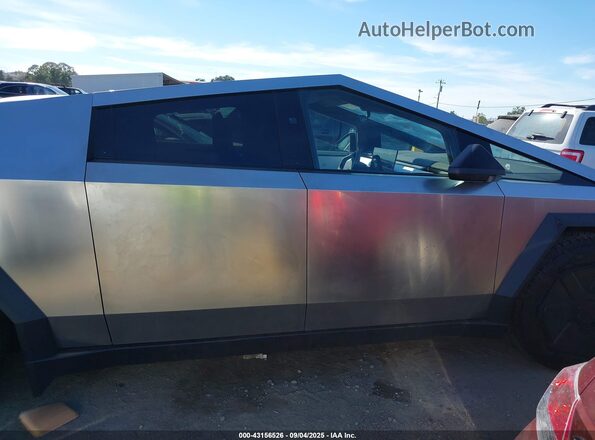 7G2CEHEE7SA061555 2025 TESLA CYBERTRUCK Silver Սալոնի հետևի տեսք
