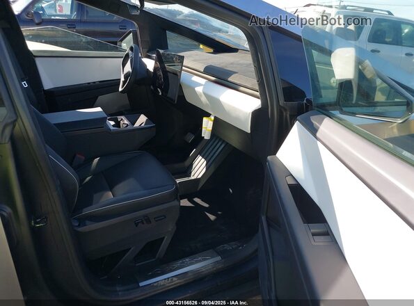 7G2CEHEE7SA061555 2025 TESLA CYBERTRUCK Silver Սալոնի դիմացի տեսք