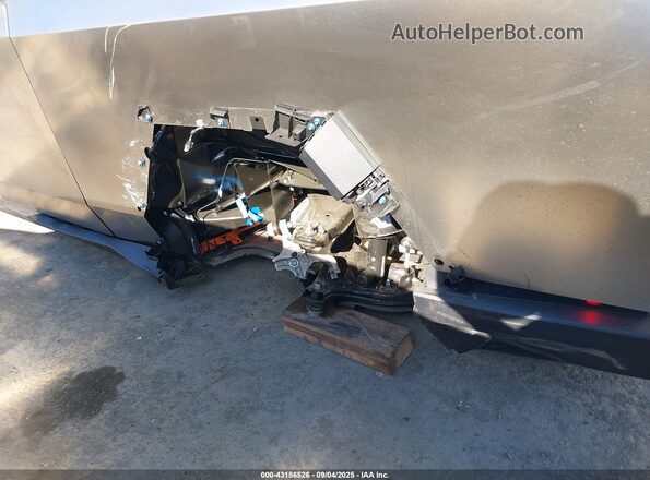 7G2CEHEE7SA061555 2025 TESLA CYBERTRUCK Silver Դիմացի տեսք