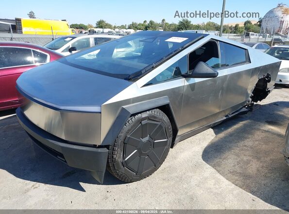 7G2CEHEE7SA061555 2025 TESLA CYBERTRUCK Silver Առջևի ձախ երեք քառորդ տեսարան