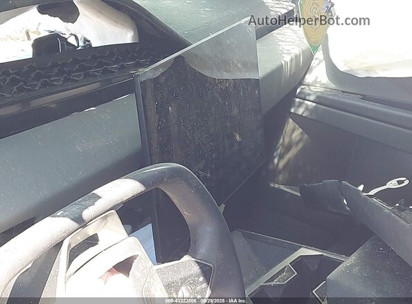 7G2CEHEE9RA025554 2024 TESLA CYBERTRUCK Silver Հետևի նստատեղերի տեսք