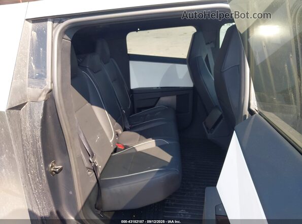 7G2CEHEEXRA038829 2024 TESLA CYBERTRUCK Серебряный 