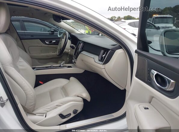 7JRL12TL1NG177748 2022 VOLVO S60 White Widok wnętrza z przodu