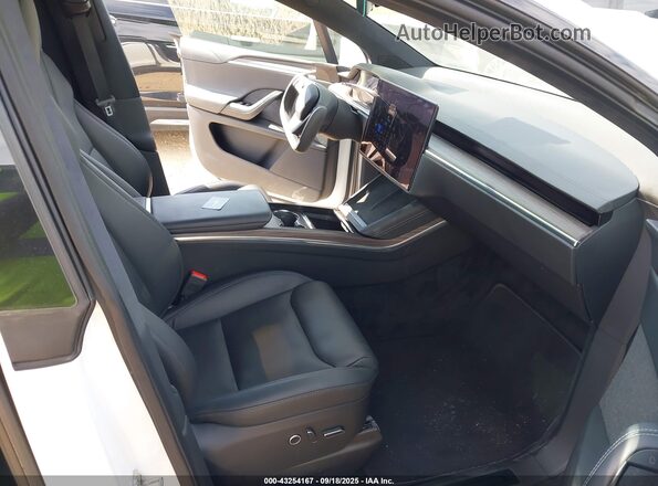 7SAXCDE58NF339943 2022 TESLA MODEL X White Front interior view