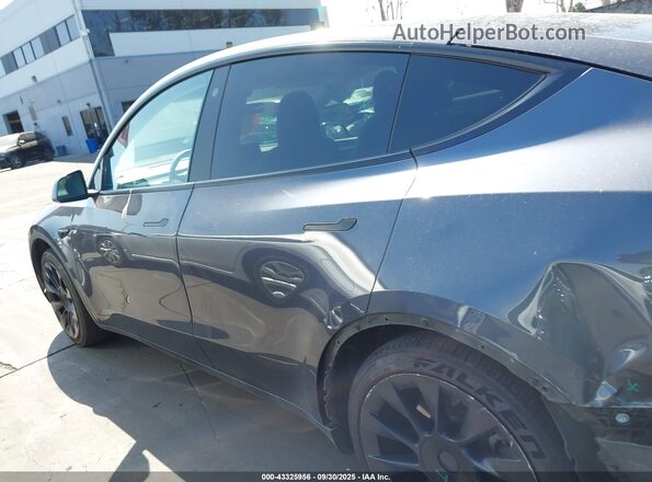 7SAYGAEE7NF550199 2022 TESLA MODEL Y Gray Vista interior trasera