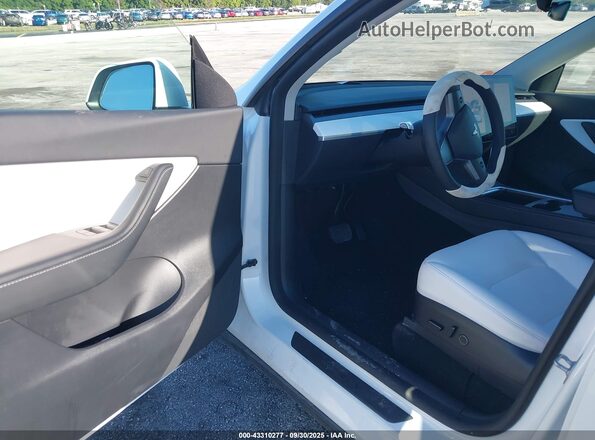 7SAYGAEEXNF468922 2022 TESLA MODEL Y White წინა სალონის ხედი