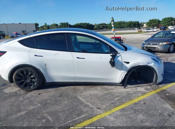 7SAYGAEEXNF468922 2022 TESLA MODEL Y White უკანა სალონის ხედი