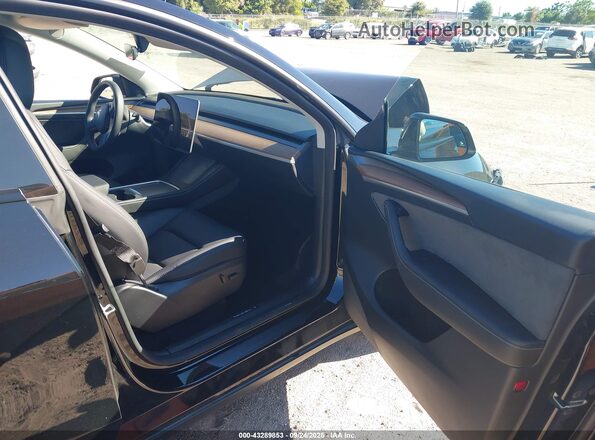 7SAYGDED8RF205908 2024 TESLA MODEL Y Черный Вид салона спереди