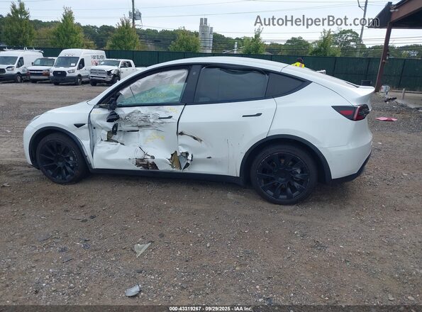 7SAYGDEE1NF329599 2022 TESLA MODEL Y White Սալոնի հետևի տեսք