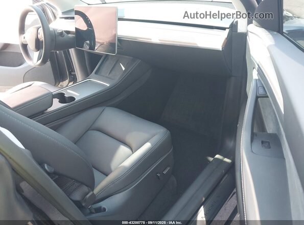 7SAYGDEE2SA361941 2025 TESLA MODEL Y Gray Widok wnętrza z przodu