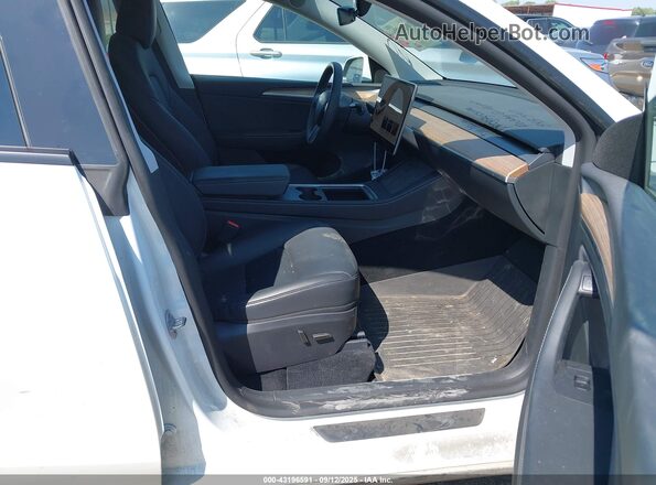 7SAYGDEE3SA343397 2025 TESLA MODEL Y White Front interior view
