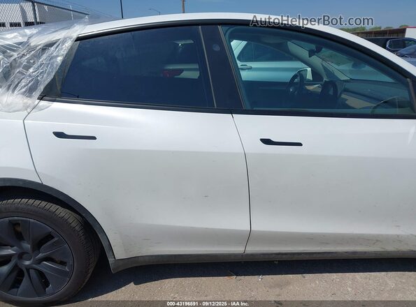 7SAYGDEE3SA343397 2025 TESLA MODEL Y White Rear interior view