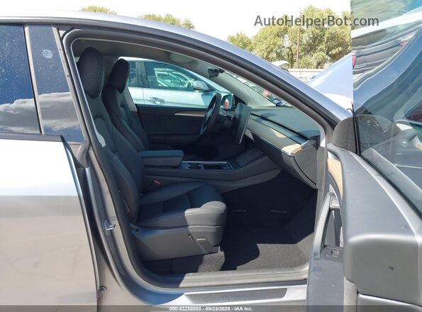 7SAYGDEE5RA333769 2024 TESLA MODEL Y Silver Вид салону спереду