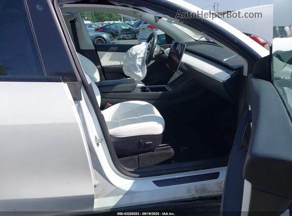 7SAYGDEE6NF419749 2022 TESLA MODEL Y White წინა სალონის ხედი