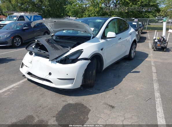 7SAYGDEE6NF419749 2022 TESLA MODEL Y White წინა მარცხენა ხედი სამი მეოთხედიდან