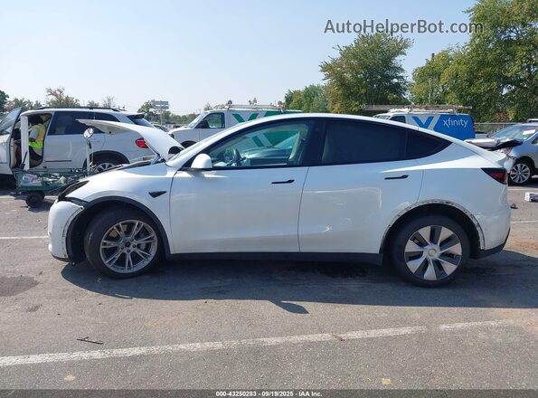 7SAYGDEE6NF419749 2022 TESLA MODEL Y White უკანა სალონის ხედი