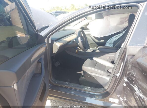 7SAYGDEE6RA278376 2024 TESLA MODEL Y Серый Вид салона спереди