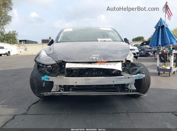7SAYGDEF4NF403851 2022 TESLA MODEL Y Gray Widok wnętrza z tyłu