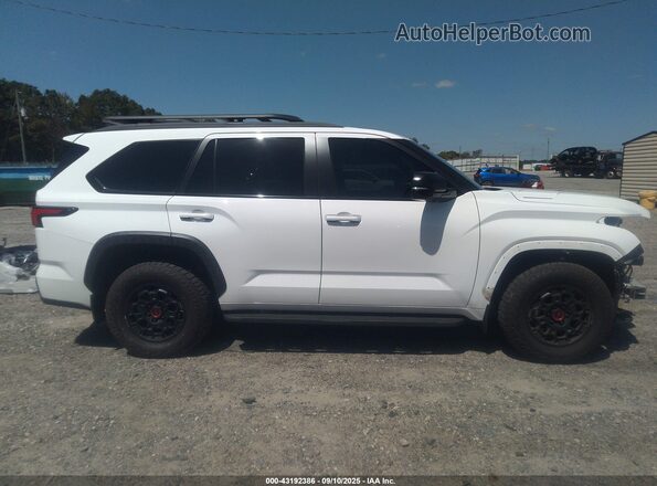 7SVAAABA3SX059380 2025 TOYOTA SEQUOIA White Սալոնի 360 աստիճան տեսք