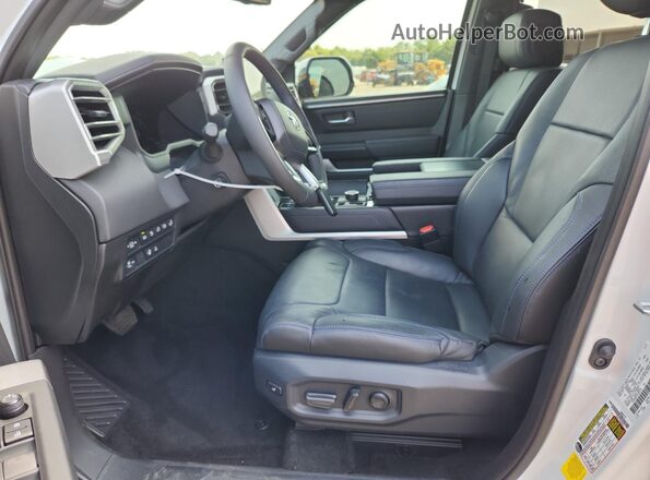 7SVAAABA7SX055378 2025 TOYOTA SEQUOIA White Front interior view