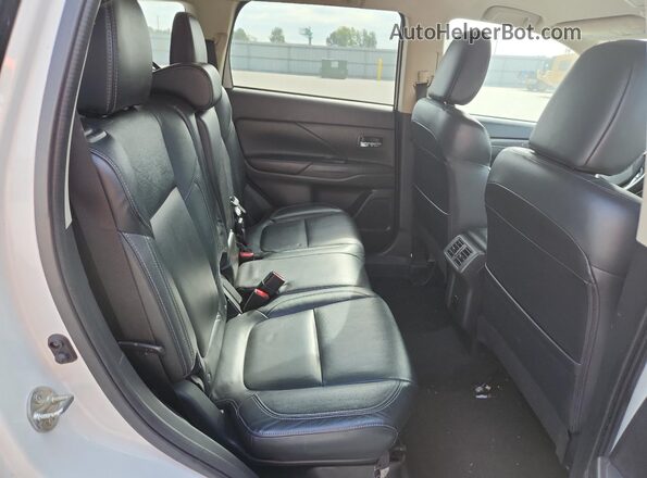 JA4AZ3A33LZ023819 2020 MITSUBISHI OUTLANDER White უკანა სალონის ხედი