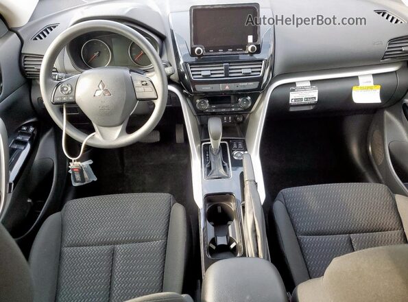 JA4ATVAA4SZ003847 2025 MITSUBISHI ECLIPSE Красный Вид панели приборов