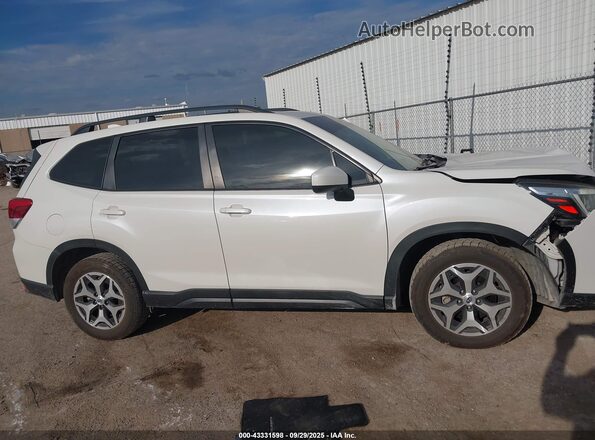 JF2SKAJC9LH451646 2020 SUBARU FORESTER White Սալոնի հետևի տեսք