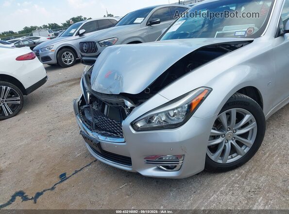 JN1BY1AP9JM180871 2018 INFINITI Q70 Silver Widok z przodu