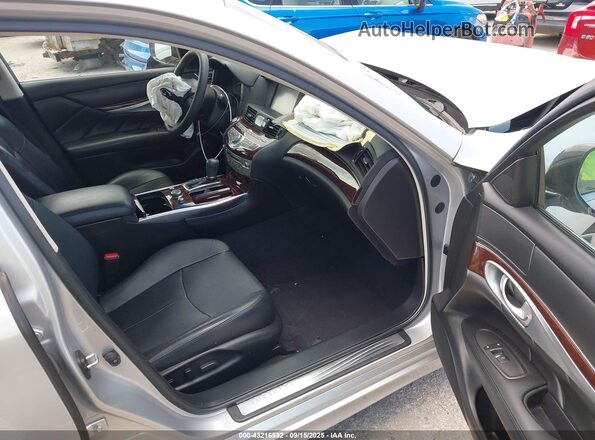 JN1BY1AP9JM180871 2018 INFINITI Q70 Silver Widok wnętrza z przodu