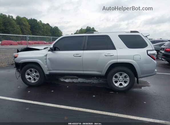 JTEEU5JR6M5240081 2021 TOYOTA 4RUNNER Silver Вид задньої частини салону