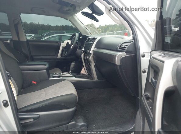 JTEEU5JR6M5240081 2021 TOYOTA 4RUNNER Silver Вид салону спереду