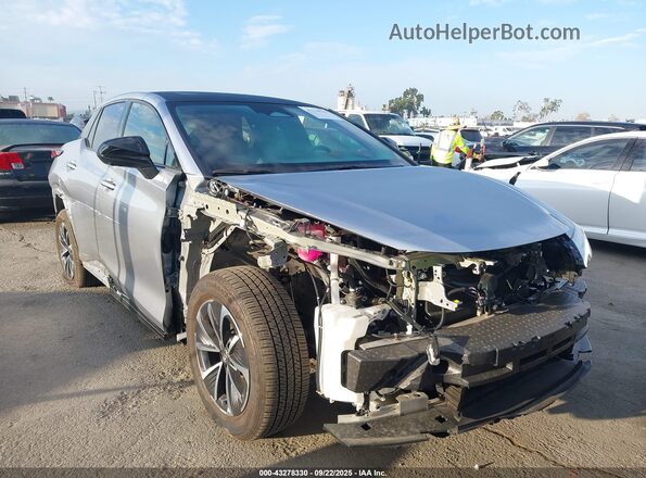 JTJAAAAB4PA020132 2023 LEXUS RZ 450E Серебряный Вид спереди