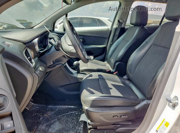 KL7CJLSB1MB347063 2021 CHEVROLET TRAX White Front interior view