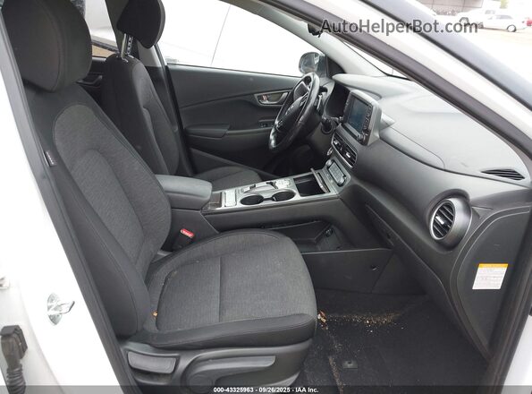 KM8K23AG2MU128573 2021 HYUNDAI KONA ELECTRIC White Widok wnętrza z przodu