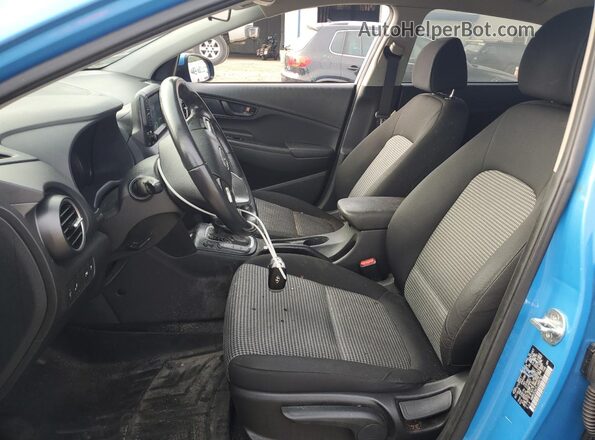 KM8K2CAA7LU489792 2020 HYUNDAI KONA Blue წინა სალონის ხედი