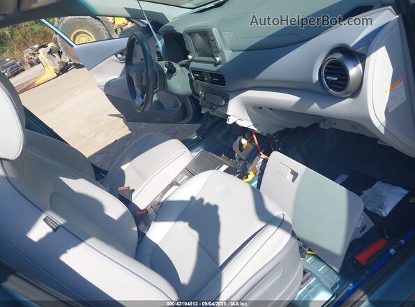 KM8K33AG6LU069569 2020 HYUNDAI KONA ELECTRIC Light Blue Вид салона спереди