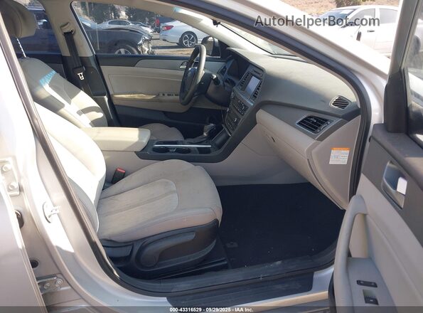 KMHE24L13HA048508 2017 HYUNDAI SONATA HYBRID Silver Front interior view