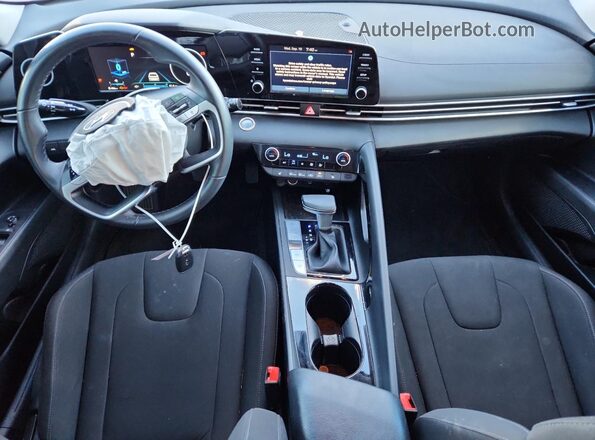 KMHLS4AG3NU264867 2022 HYUNDAI ELANTRA Красный Вид панели приборов
