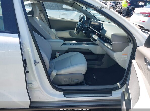 KMHM54AC3RA064233 2024 HYUNDAI IONIQ 6 White Widok wnętrza z przodu