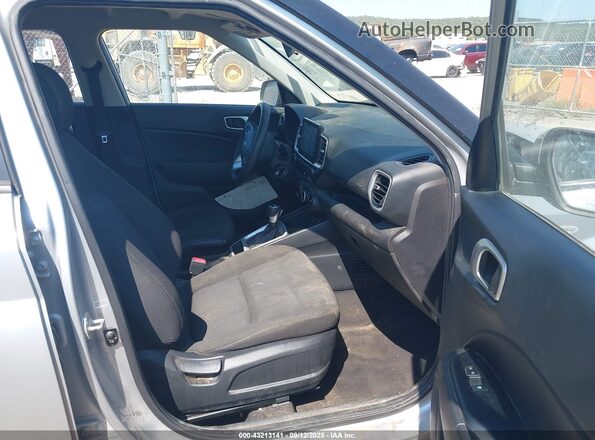 KMHRB8A37MU069934 2021 HYUNDAI VENUE Серебряный Вид салона спереди
