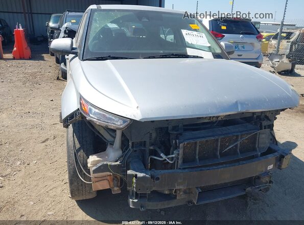 KMHRB8A37MU069934 2021 HYUNDAI VENUE Серебряный Вид спереди