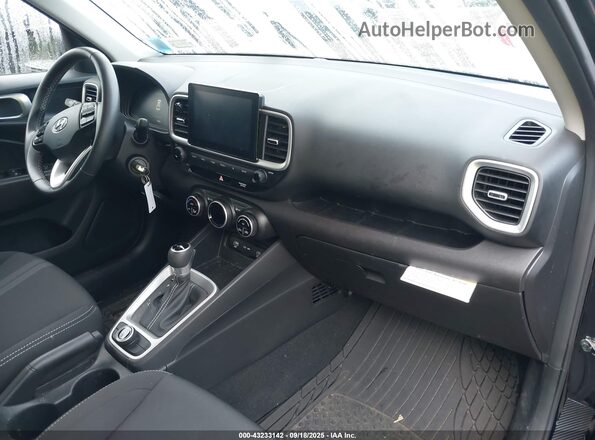 KMHRC8A39PU216479 2023 HYUNDAI VENUE Черный Вид салона спереди